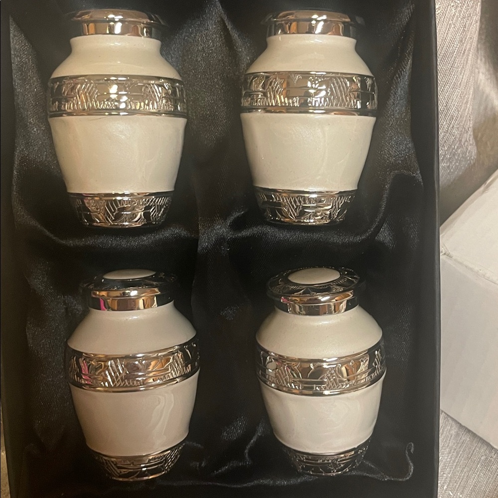 Individual urns - Picture 3 of 3